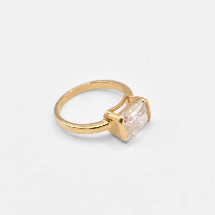 East West Muse Ring Sis Kiss 