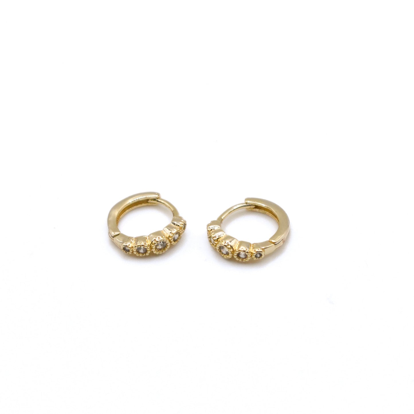 Bezel Set Huggies Sis Kiss 