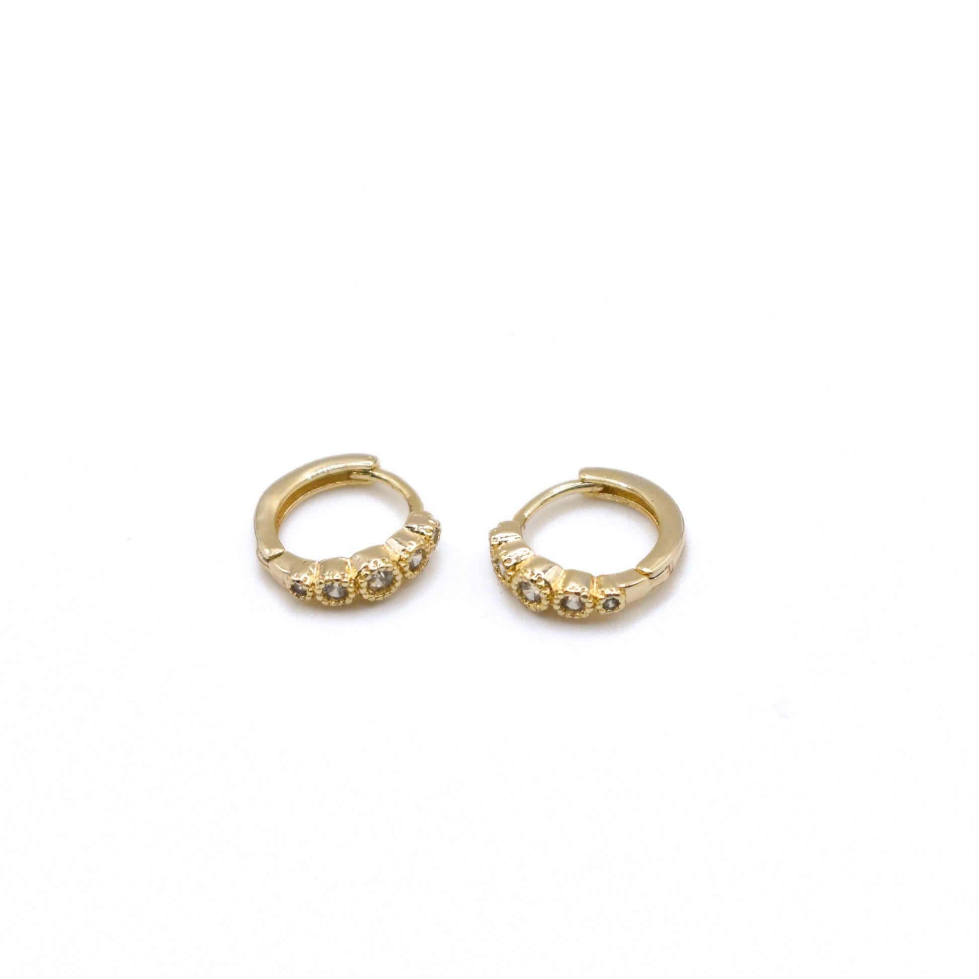 Bezel Set Huggies Sis Kiss 