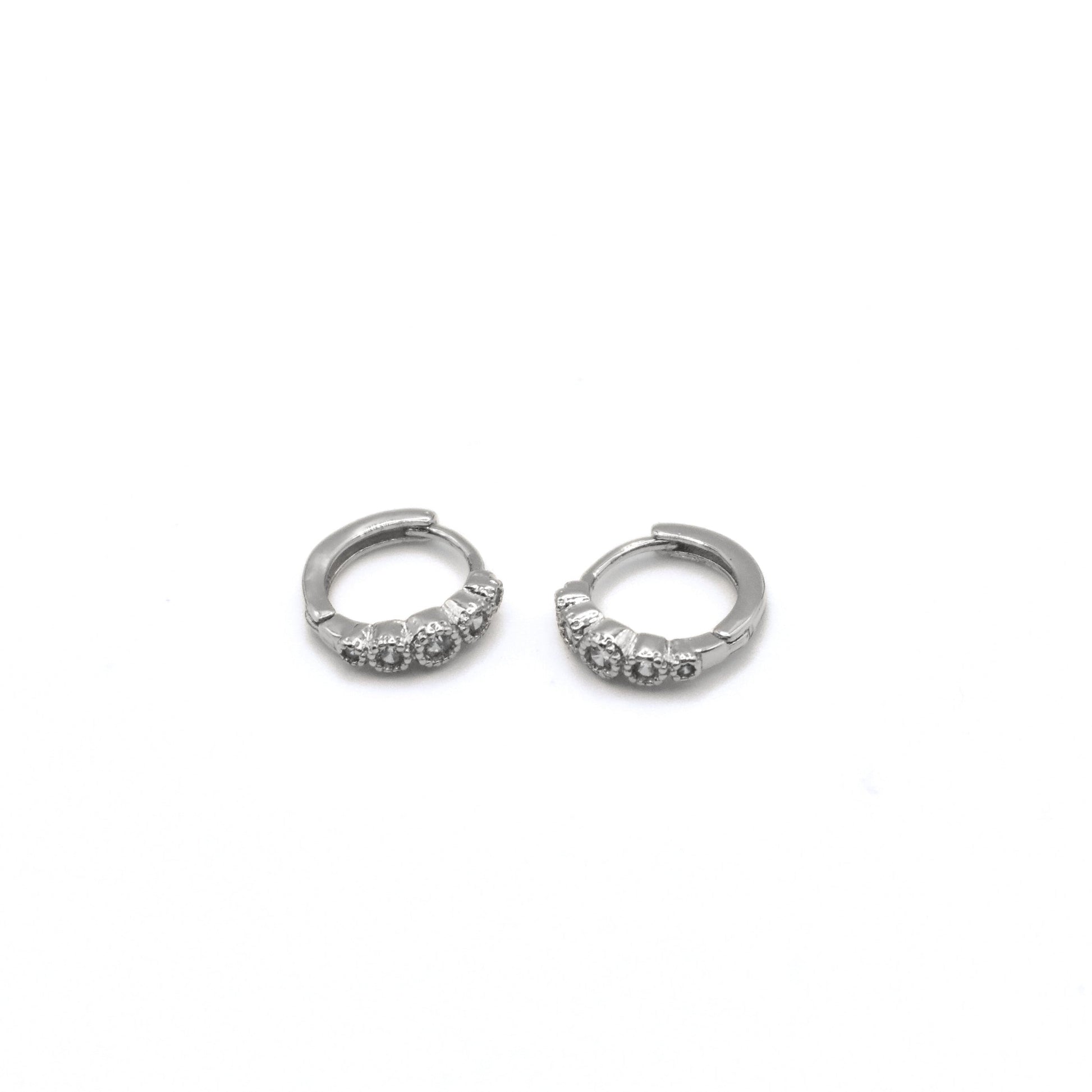 Bezel Set Huggies Sis Kiss 