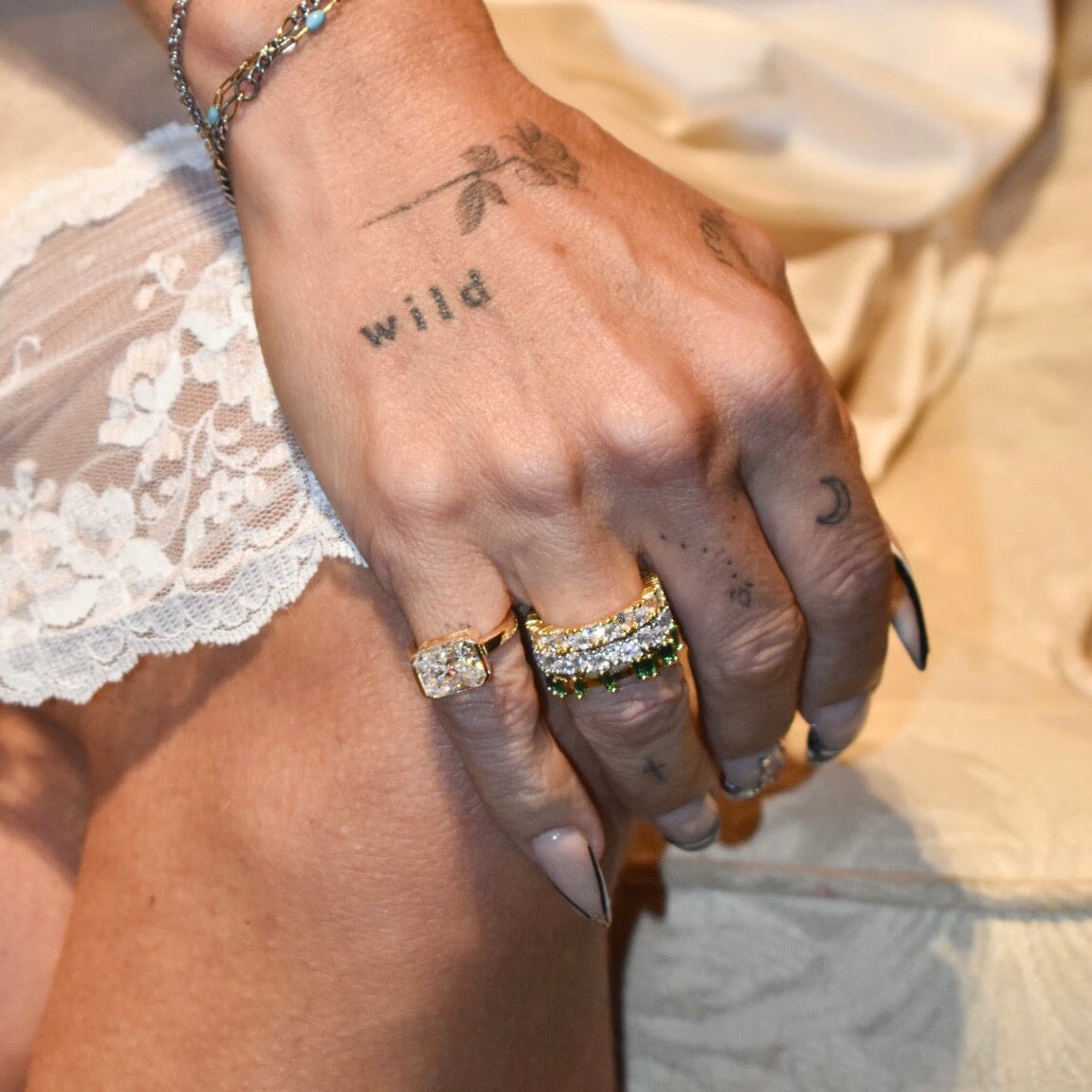East West Muse Ring Sis Kiss 
