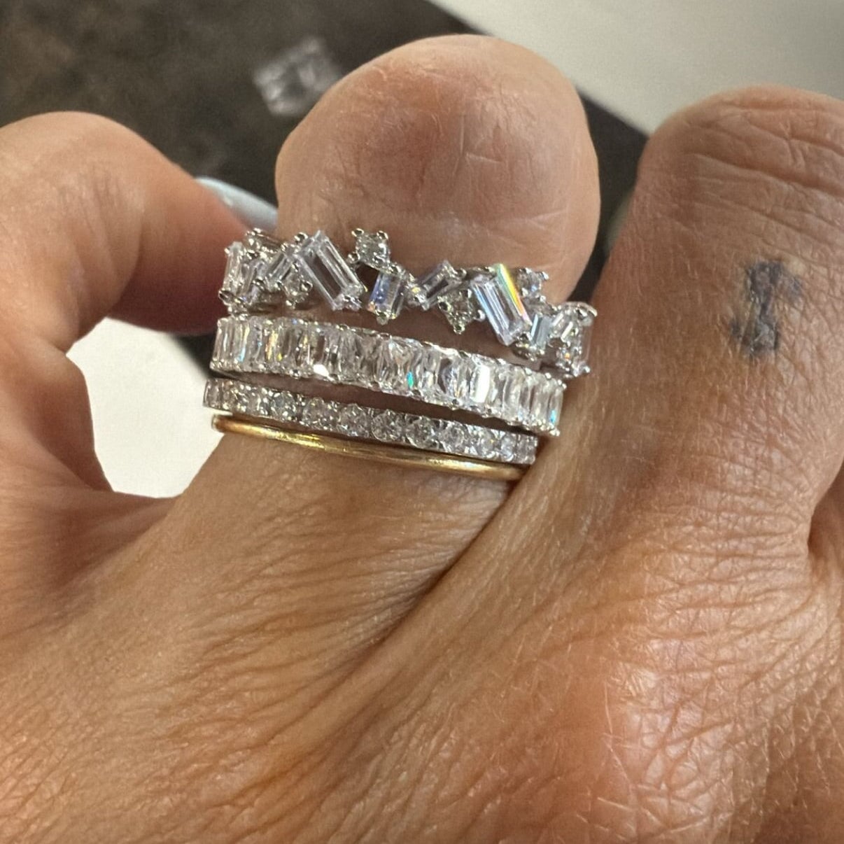 The Jagged Ring Rings Sis Kiss 