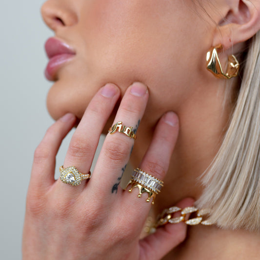 Gold Band and Chain Ring – The Sis Kiss